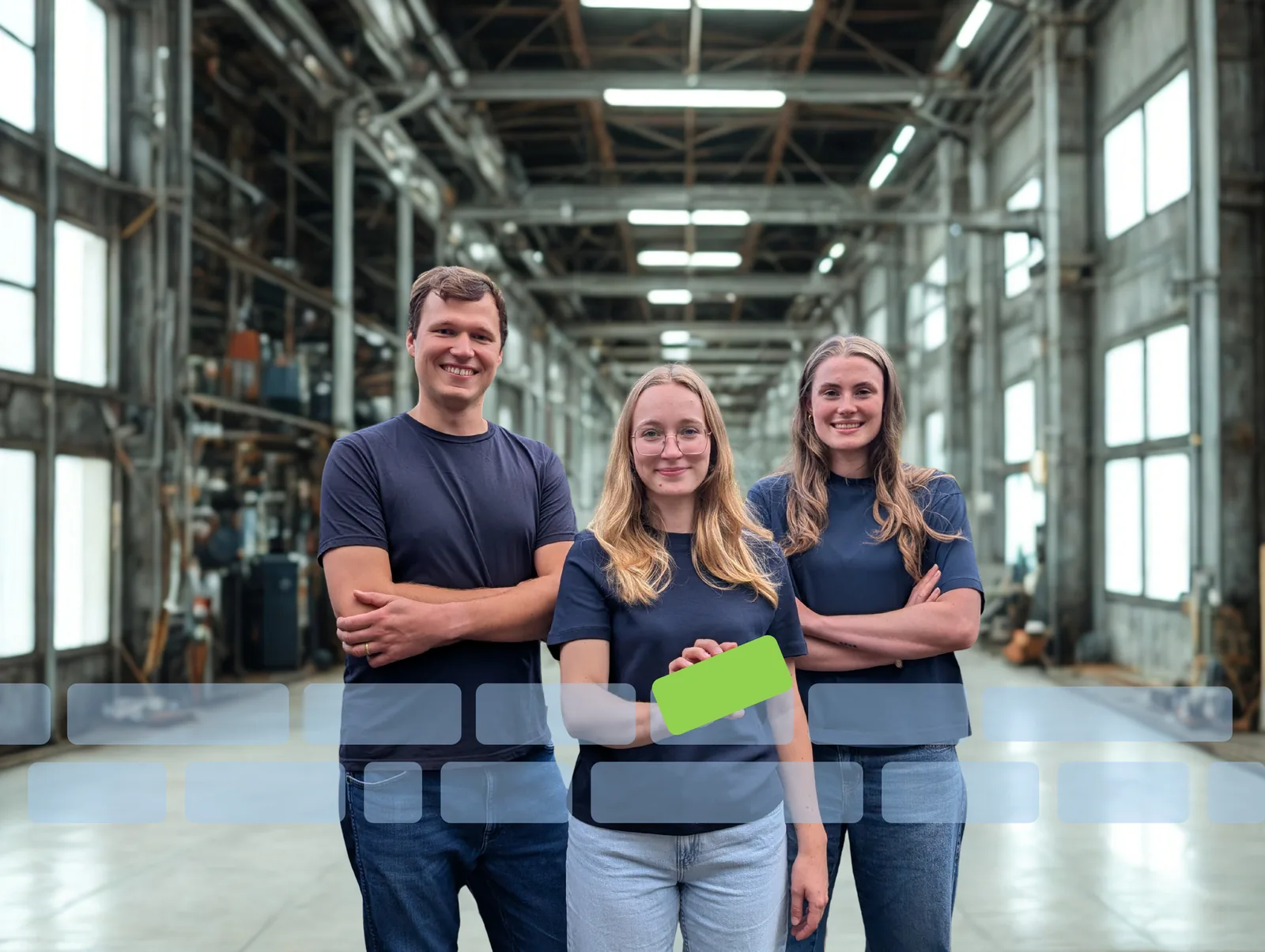 Das Gründungsteam von schedwerk, Michael Groth, Charlotte Bartels und Emma Bieniek, in einer Werkhalle